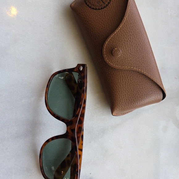 Ray-Ban Vintage 1990s Wayfarer Tortoise Shell Sunglasses With Case - Picture 9 of 12